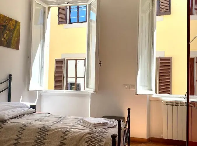 Nice & Roomy Apartment Behind The Uffizi Museum Florence, Italy