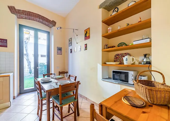 Guesthost - Florence Quiet Apartment With Private Garden, Italia