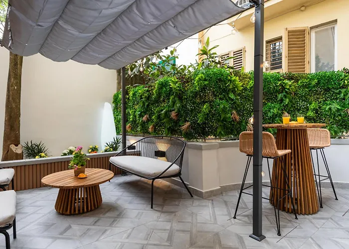 Elegante Appartamento con Giardino Privato, Jacuzzi nel Cuore di Firenze, Italia