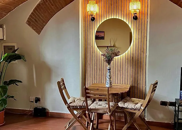 Florence Cave House, Italia